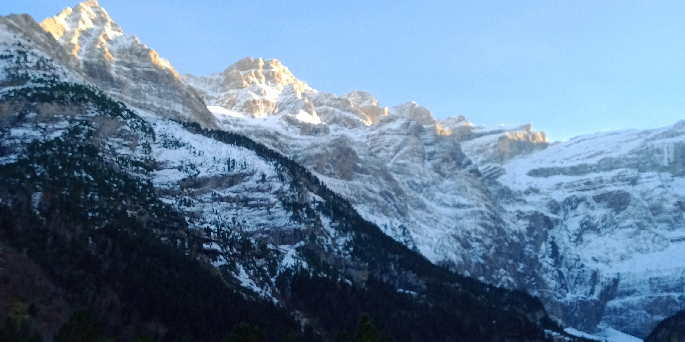 Soleil et Neige....Splendide Cirque de Gavarnie....